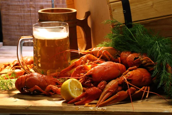 Rivierkreeft Met Bier Een Houten Tafel — Stockfoto