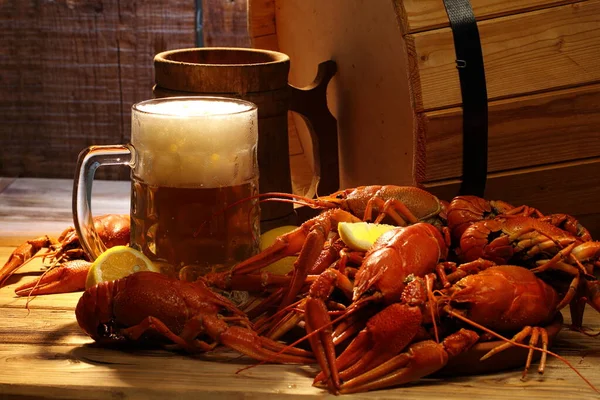 Crayfish Com Cerveja Uma Mesa Madeira — Fotografia de Stock