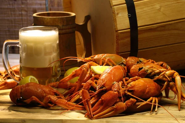 Crayfish Com Cerveja Uma Mesa Madeira — Fotografia de Stock