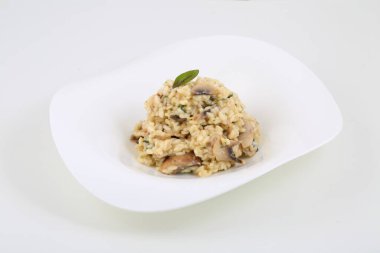 Beyaz arka planda mantarlı risotto.