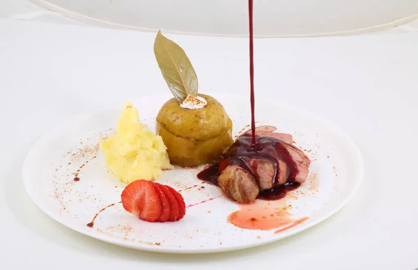 Peking Duck White Plate Mashed Potatoes Pomegranate Sauce — Stock Photo, Image