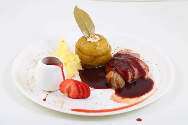 Peking Duck White Plate Mashed Potatoes Pomegranate Sauce — Stock Photo, Image