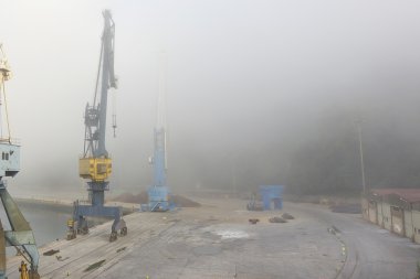 Bir bağlantı noktası bağlantı noktası ile endüstriyel alanda bazı sis ile vinç.