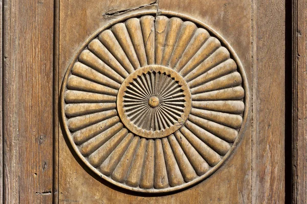 Decoratieve zon op een houten ondergrond — Stockfoto
