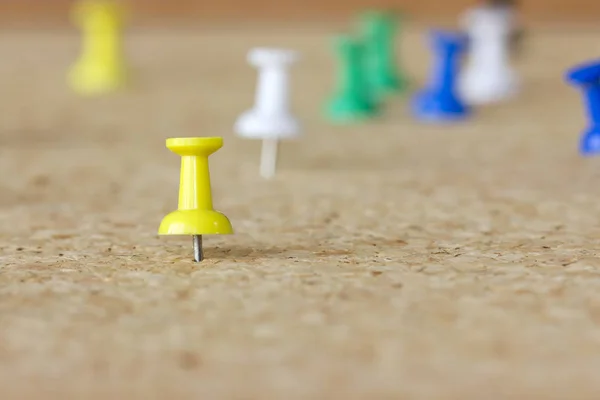 Bir cork kurulu diğer raptiye bildirimleri ile sarı raptiye.