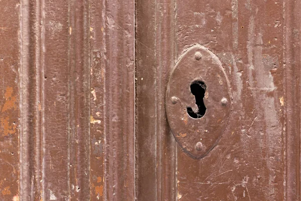 หลุมกุญแจเก่าในประตูไม้ . — ภาพถ่ายสต็อก