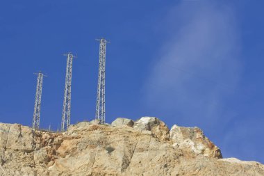 Yüksek gerilim enerji kuleleri.