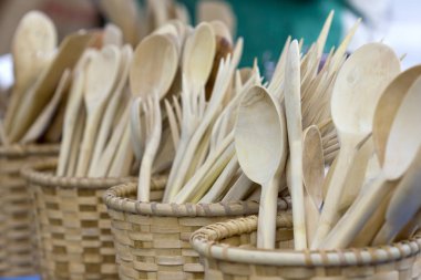 Tahta kaşıklar ahşap sepet içinde.