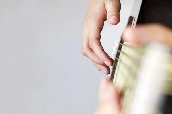 Right hand playing with guitar strings. — Stock Photo, Image