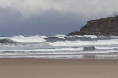 Bir beach güçlü deniz seviyesi ile bulutlu gün