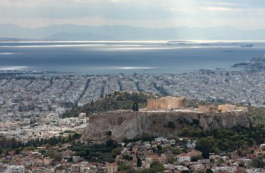 Atina Dağı Lycabettus Akropolis'e havadan görünümü. 