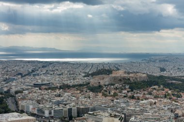 Atina Dağı Lycabettus Akropolis'e havadan görünümü. 