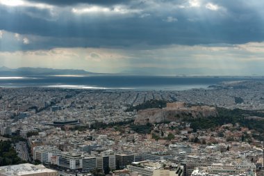 Atina Dağı Lycabettus Akropolis'e havadan görünümü. 