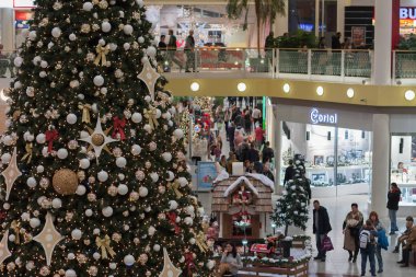 Alışveriş Merkezi Olympia süslemeleri ile Noel ağacı 