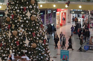 Alışveriş Merkezi Olympia süslemeleri ile Noel ağacı 