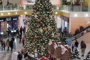 Alışveriş Merkezi Olympia süslemeleri ile Noel ağacı 