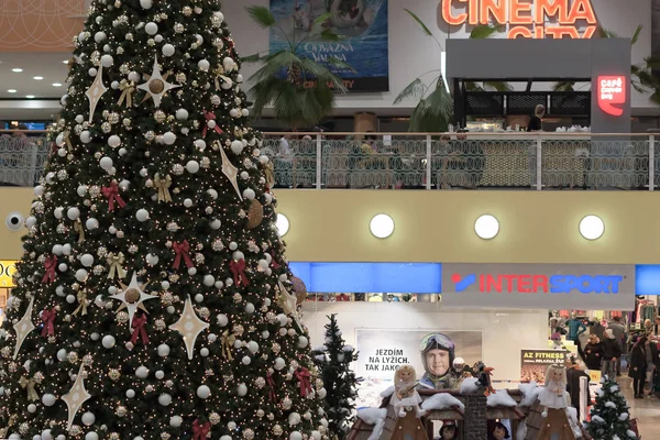 ショッピング センター オリンピアでの装飾とクリスマス ツリー — ストック写真