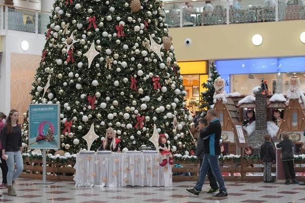 Árvore de Natal com decorações no shopping center Olympia — Fotografia de Stock