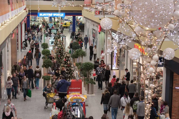 Decorações de Natal e pessoas ambulantes no centro comercial Oly — Fotografia de Stock