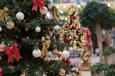 Alışveriş Merkezi Olympia süslemeleri ile Noel ağacı 