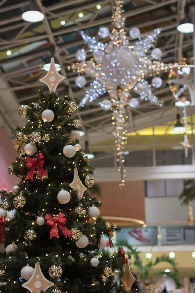 Albero di Natale con decorazioni al centro commerciale Olympia — Foto Stock