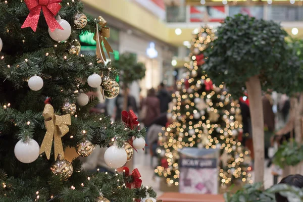 Árbol de Navidad con decoraciones en el centro comercial Olympia —  Fotos de Stock