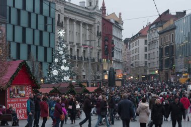 Noel pazarları Brno Özgürlük Meydanı'nda 