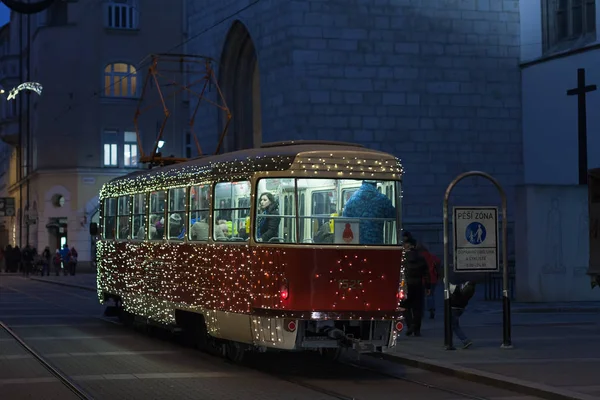 Tranvía de Navidad en la calle Rasinova en Brno — Foto de Stock