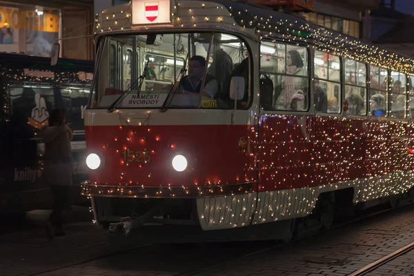 Tranvía de Navidad en la calle Masaryk en Brno — Foto de Stock
