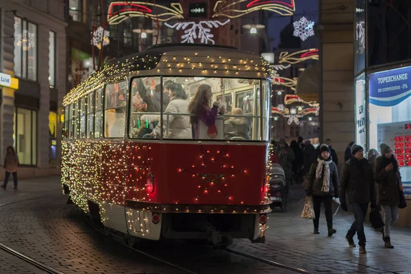 Tranvía de Navidad en la calle Masaryk en Brno — Foto de Stock