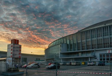 Gün batımı advent zaman Brno fuar merkezinde 