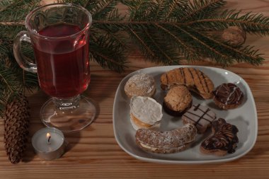 Noel kurabiyeleri tabakta, Ladin dal ile dekore edilmiş bir tablo