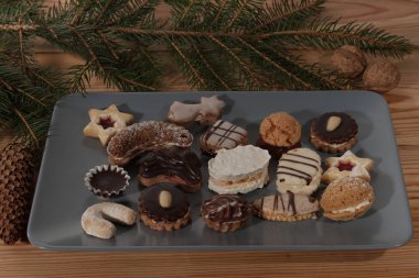 Noel kurabiyeleri tabakta, Ladin dal ile dekore edilmiş bir tablo