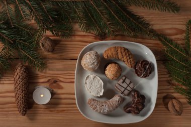 Noel kurabiyeleri tabakta, Ladin dal ile dekore edilmiş bir tablo