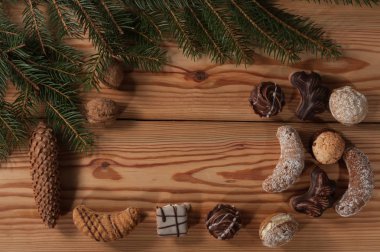 Ahşap masa, Ladin ile dekore edilmiş bir tablo üzerinde Noel kurabiyeleri