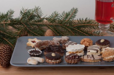 Noel kurabiyeleri tabakta, Ladin dal ile dekore edilmiş bir tablo