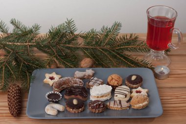 Noel kurabiyeleri tabakta, Ladin dal ile dekore edilmiş bir tablo