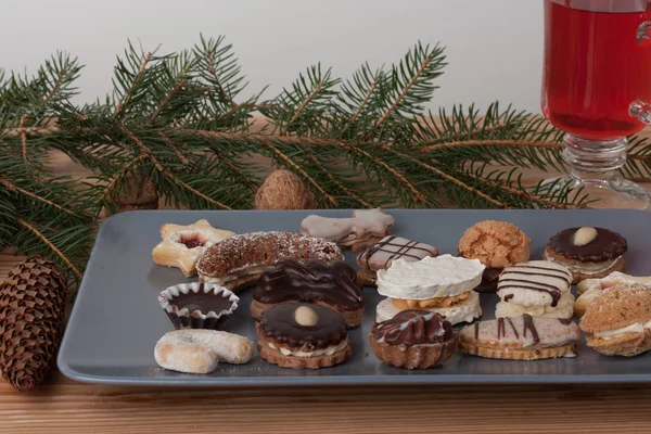 Noel kurabiyeleri tabakta, Ladin dal ile dekore edilmiş bir tablo