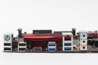 Yeni anakart üzerinde beyaz arka plan izole bağlantı noktaları 