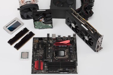 Okul sırası Pc oluşturmak için yeni bileşenler