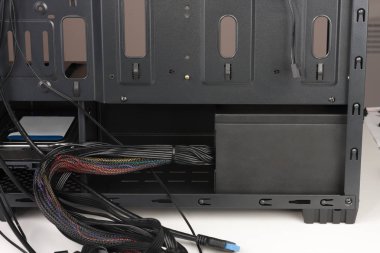 Bilgisayar kasasının eklenen güç kaynağı ve dahili sabit sürücü