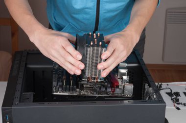 Genç adam Atx anakart için bilgisayar kasasının Ekle