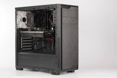 Açık midi tower bilgisayar kasasının beyaz arka plan üzerinde