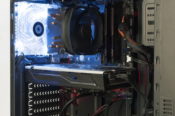 Vista da vicino all'interno della custodia aperta del computer della torre midi — Foto Stock