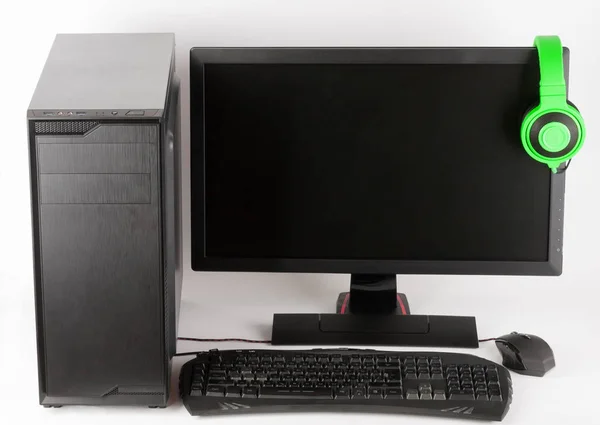 De behuizing van de computer van Midi toren met led monitor op witte achtergrond. — Stockfoto