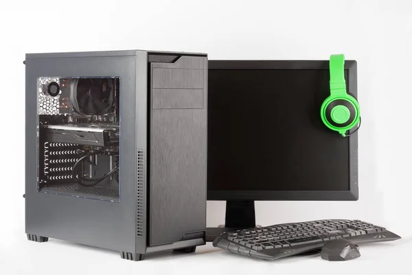Midi tower bilgisayar kasası ile beyaz arka plan üzerinde led sınıf başkanı. 