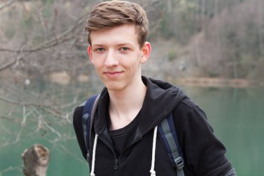 Arka plan üzerinde genç adam portresi benim sular altında 