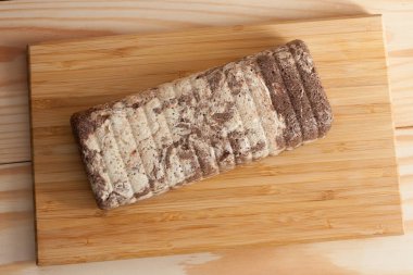 Bambu kesme tahtası üzerinde kakao ile Yunan susam helvası