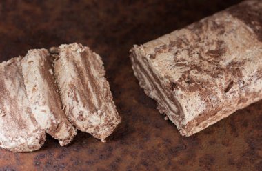 Kakao ile dilimlenmiş yunan susam helvası 