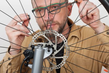 Adam vida mtb bisiklet üzerinde ön tekerlek sakallı.